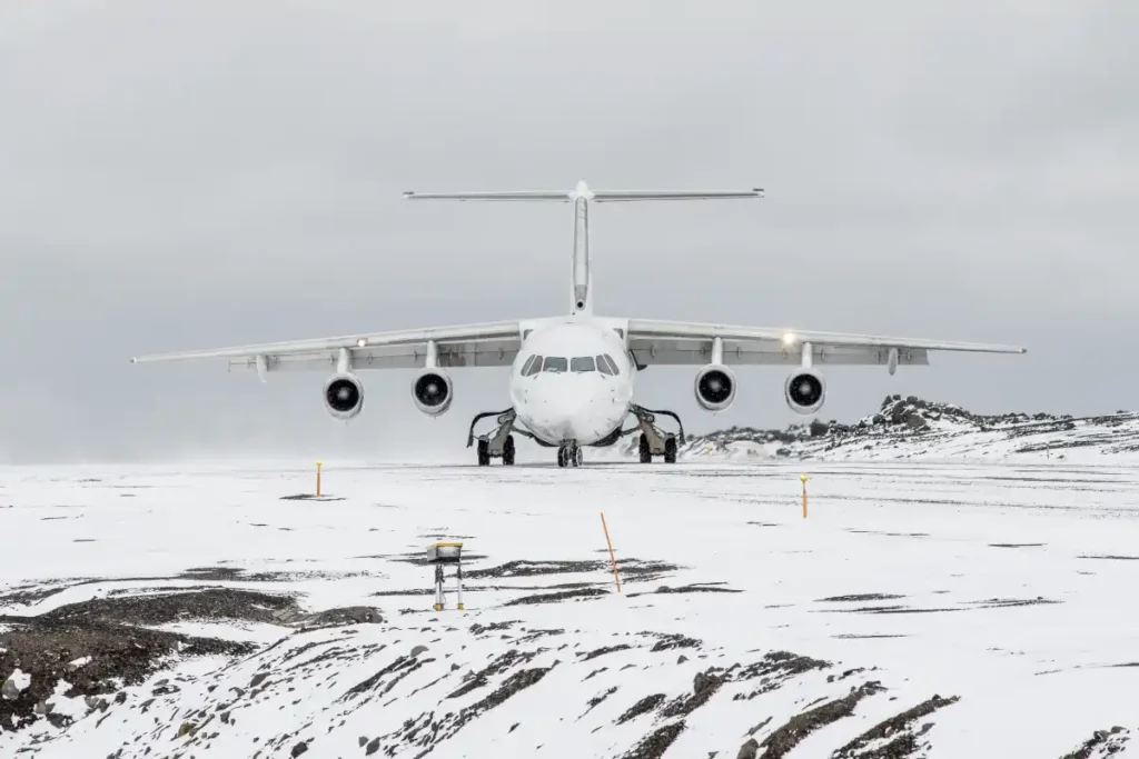 tour aircraft landing in Atartica