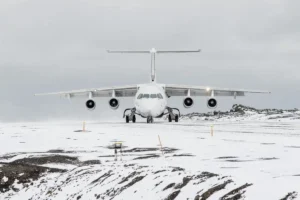 tour aircraft landing in Atartica